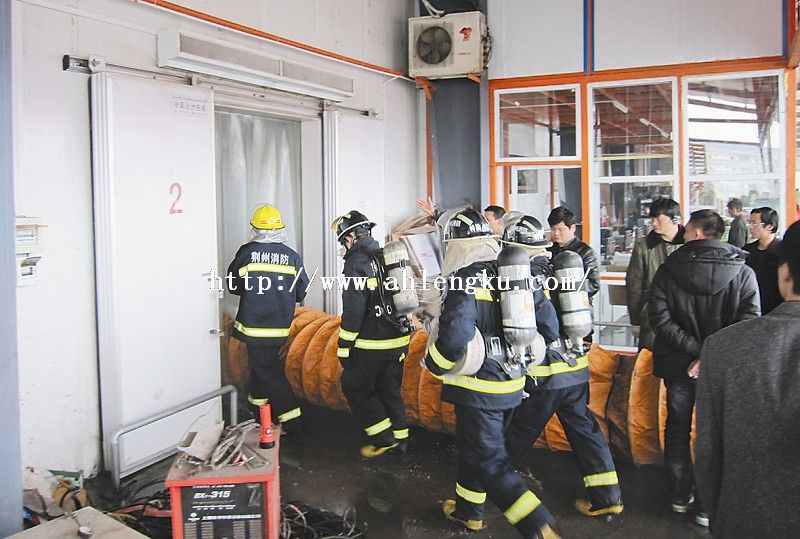 消防人員對冷庫進行滅火 消防人員對冷庫進行滅火