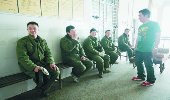 冷庫搬貨工人穿上大棉襖.jpg 冷庫搬貨工人穿上大棉襖.jpg